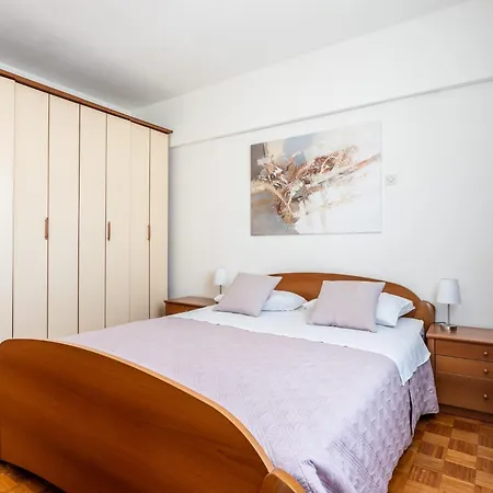 Apartment Spacious 3 Bedroom Chiara Near & Old Tovn