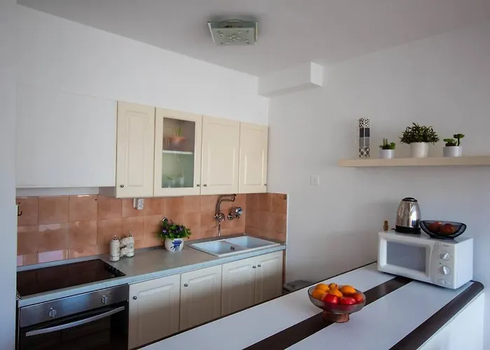 Apartment Spacious 3 Bedroom Chiara Near & Old Tovn