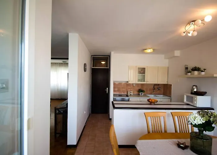 Apartment Spacious 3 Bedroom Chiara Near & Old Tovn