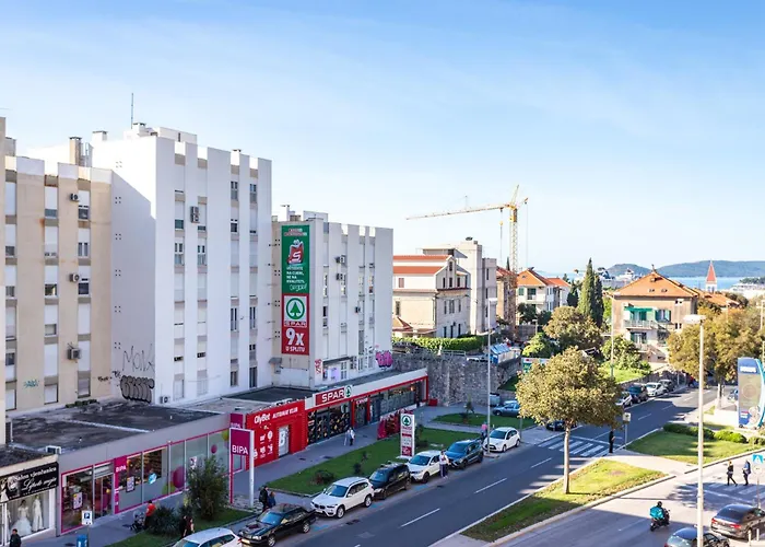 Spacious 3 Bedroom Chiara Near & Old Tovn Apartment