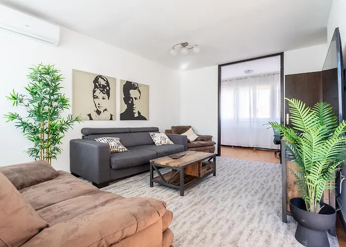 Apartment Spacious 3 Bedroom Chiara Near & Old Tovn