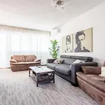 Apartment Spacious 3 Bedroom Chiara Near & Old Tovn