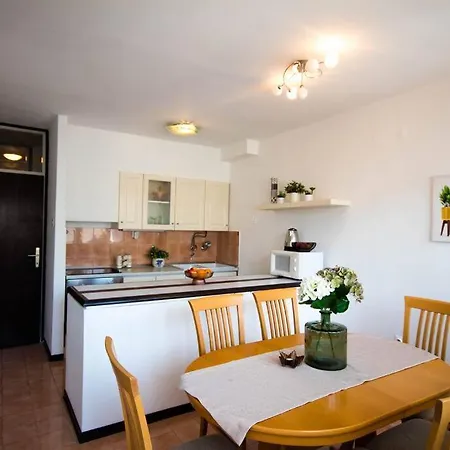 Spacious 3 Bedroom Chiara Near & Old Tovn * Split