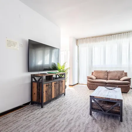 Spacious 3 Bedroom Chiara Near & Old Tovn Apartament