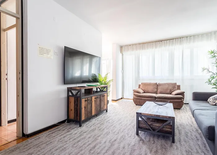 Spacious 3 Bedroom Chiara Near & Old Tovn דירה